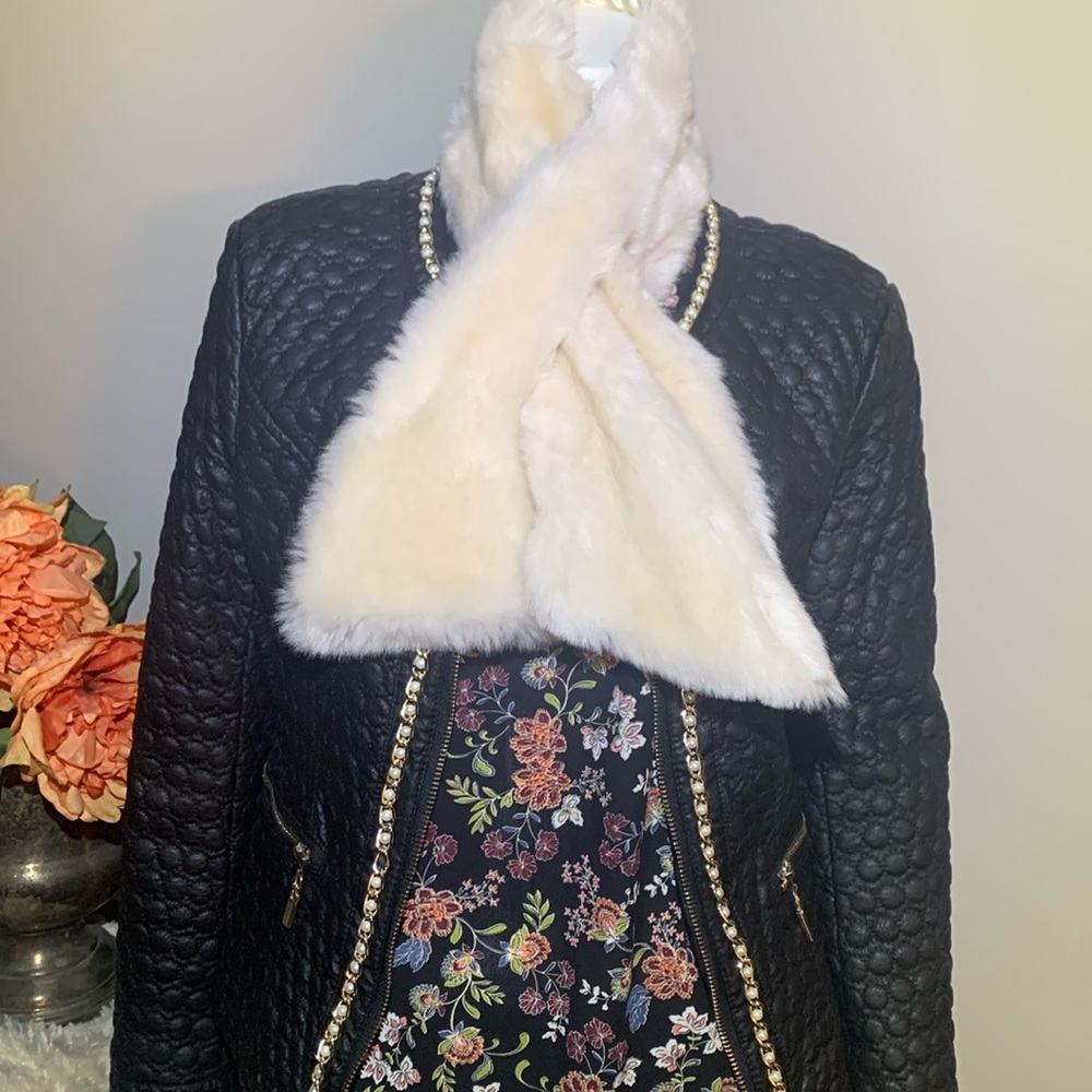 Chic Ann Taylor faux fur scarf in cream
